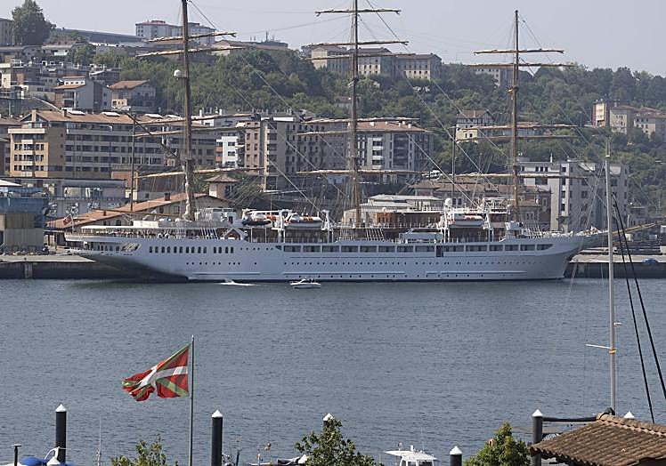 Imagen principal - Detalles del Sea Cloud Spirit amarrado en Pasaia.
