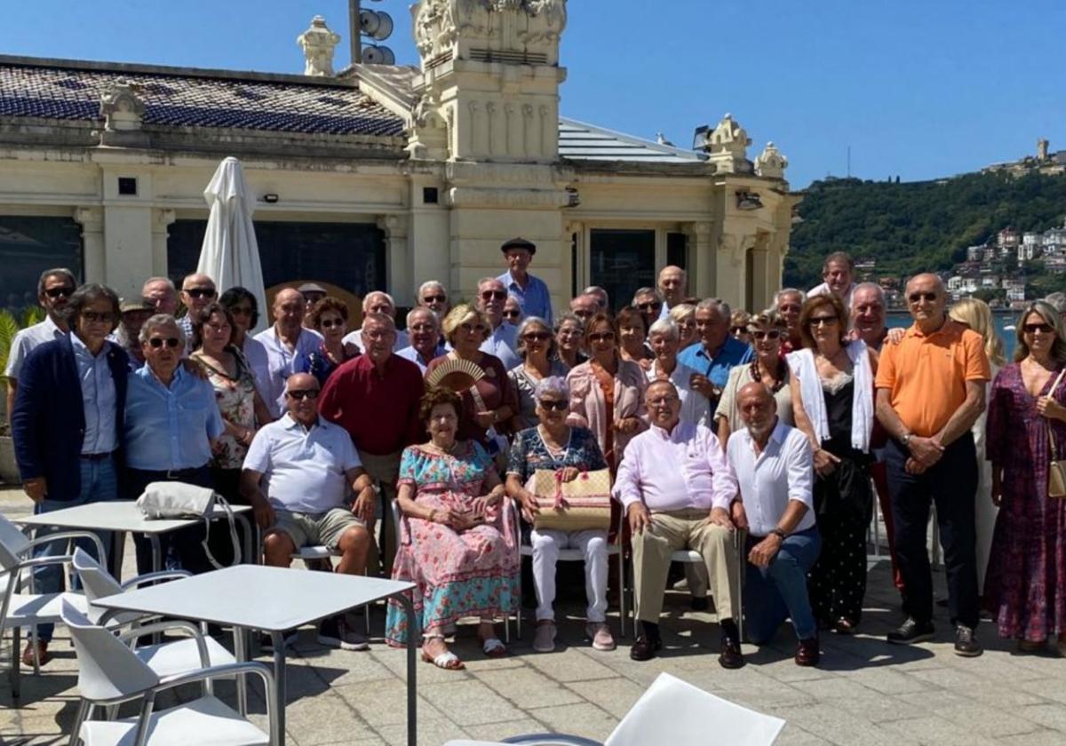 Socios de la Peña Paco Apaolaza y de otras peñas, en la terraza del restaurante de la Talasoterapia La Perla.