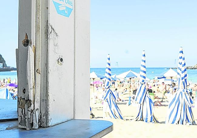 Marco reventado tras el robo del lunes de madrugada.