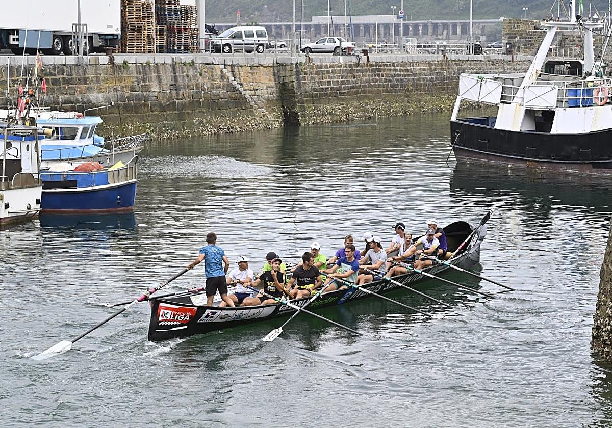 Complicidad. Los remeros de Getaria salen a entrenar este jueves desde el puerto.