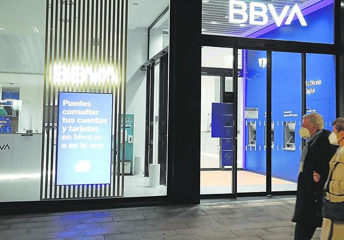 Oficina bancaria del BBVA ubicada en una calle de Bilbao.
