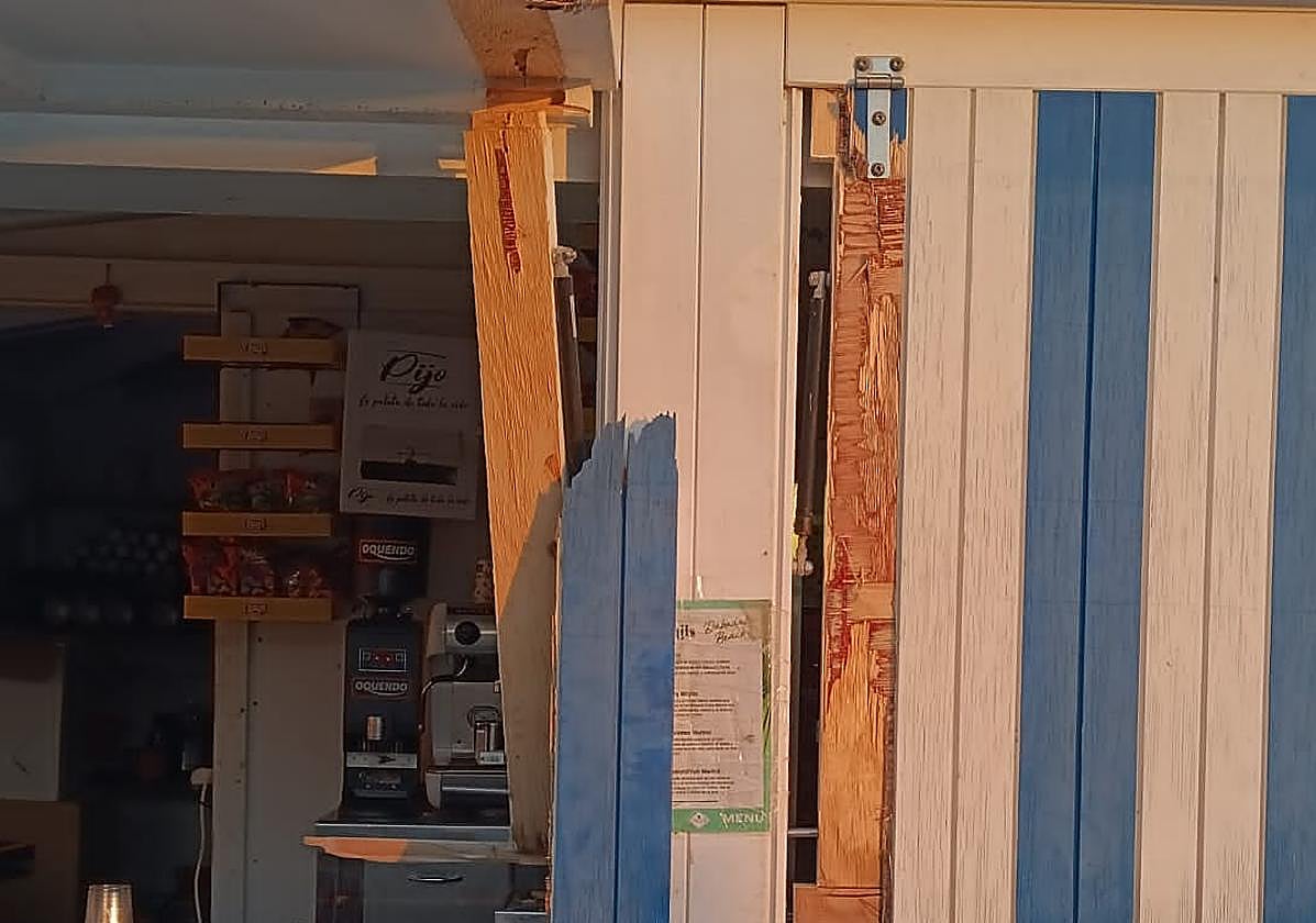 Así ha quedado la estructura del 'Dabadaba Beach' de la playa de Ondarreta tras el robo esta pasada madrugada.