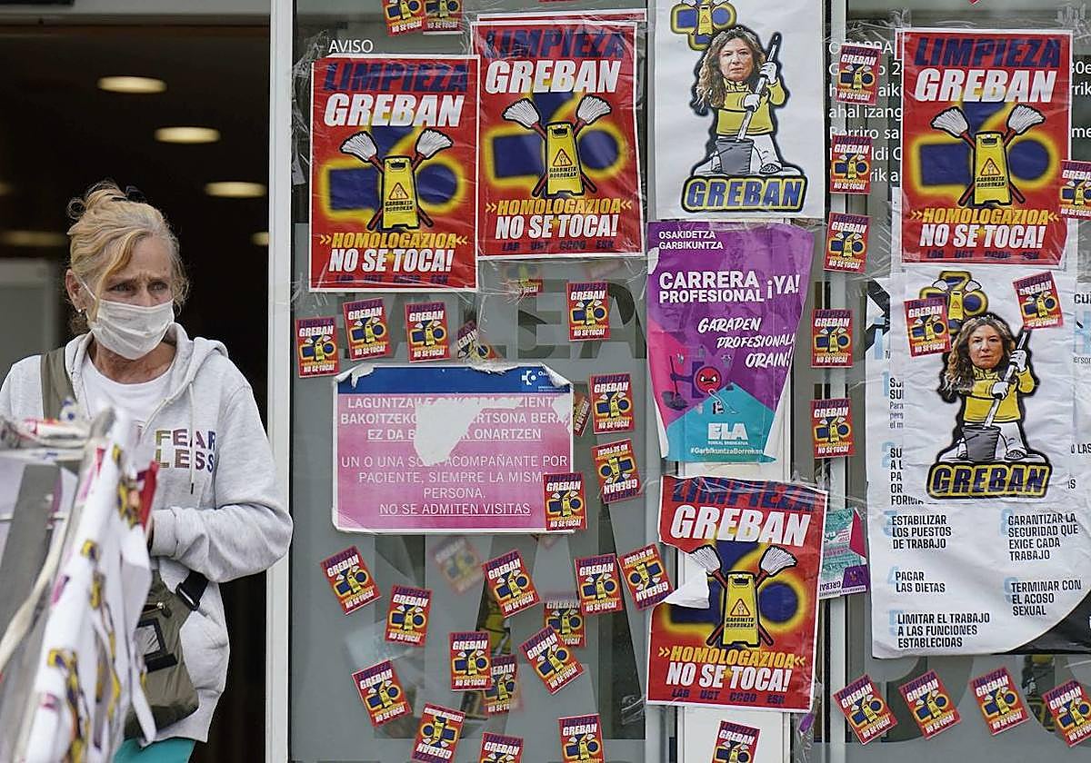 Carteles por la huelga de limpieza en el Hospital de Donostia.