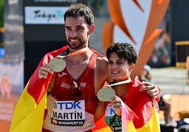 Álvaro Martín y María Pérez, con sus medallas de oro como campeones del Mundo en 35 kilómetros marcha.