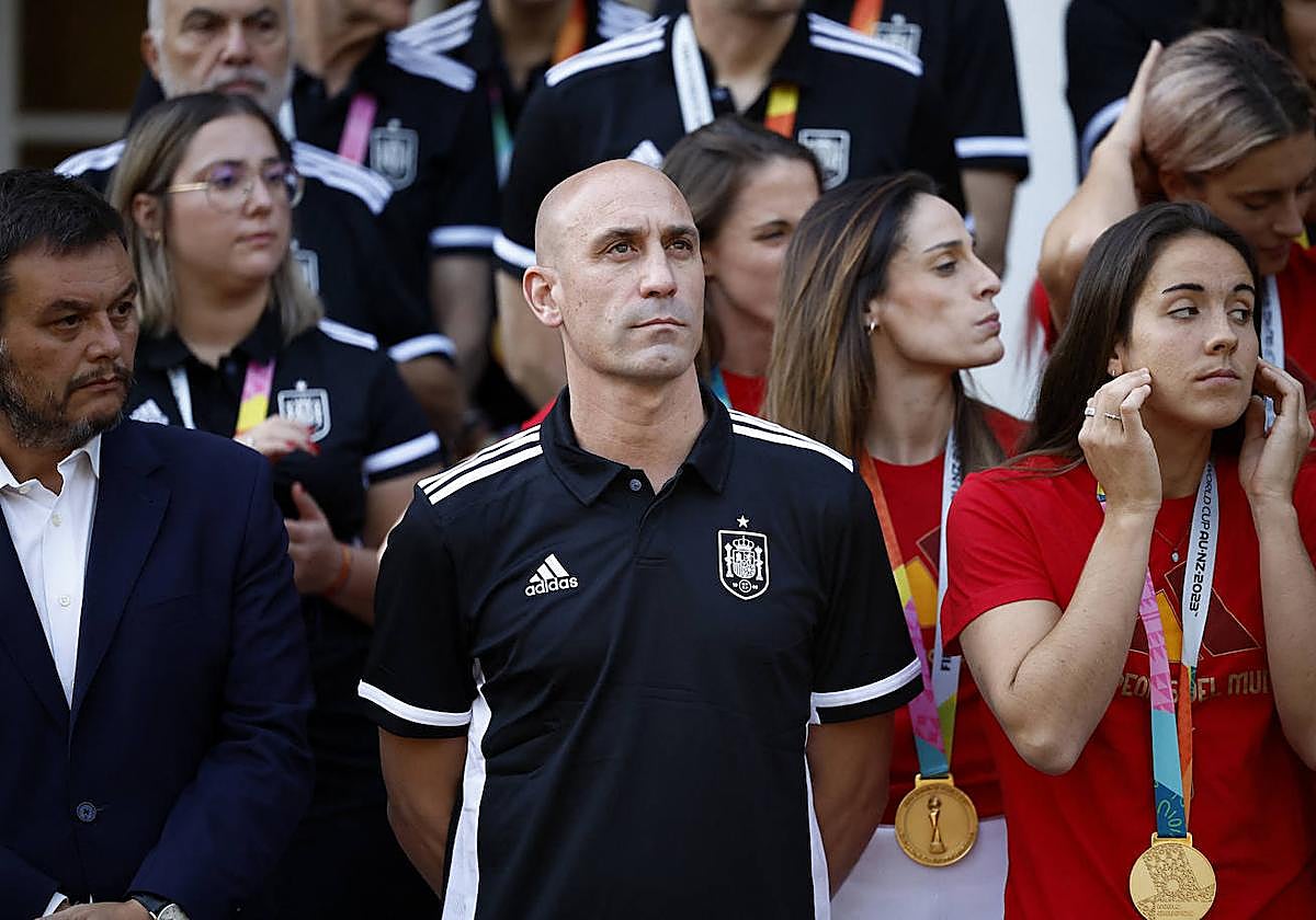 El presidente de la FEF, Luis Rubiales, muy serio, durante los actos de celebración por el título mundial femenino.