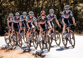 Evenepoel, con el maillot de campeón de Bélgica al frente del entrenamiento del Soudal por carreteras barcelonesas antes del inicio de la Vuelta esta tarde.