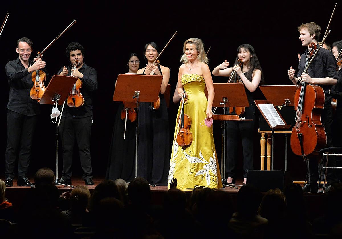 Mutter, con su Stradivarius y flanqueada por integrantes de Mutter's Virtuosi.
