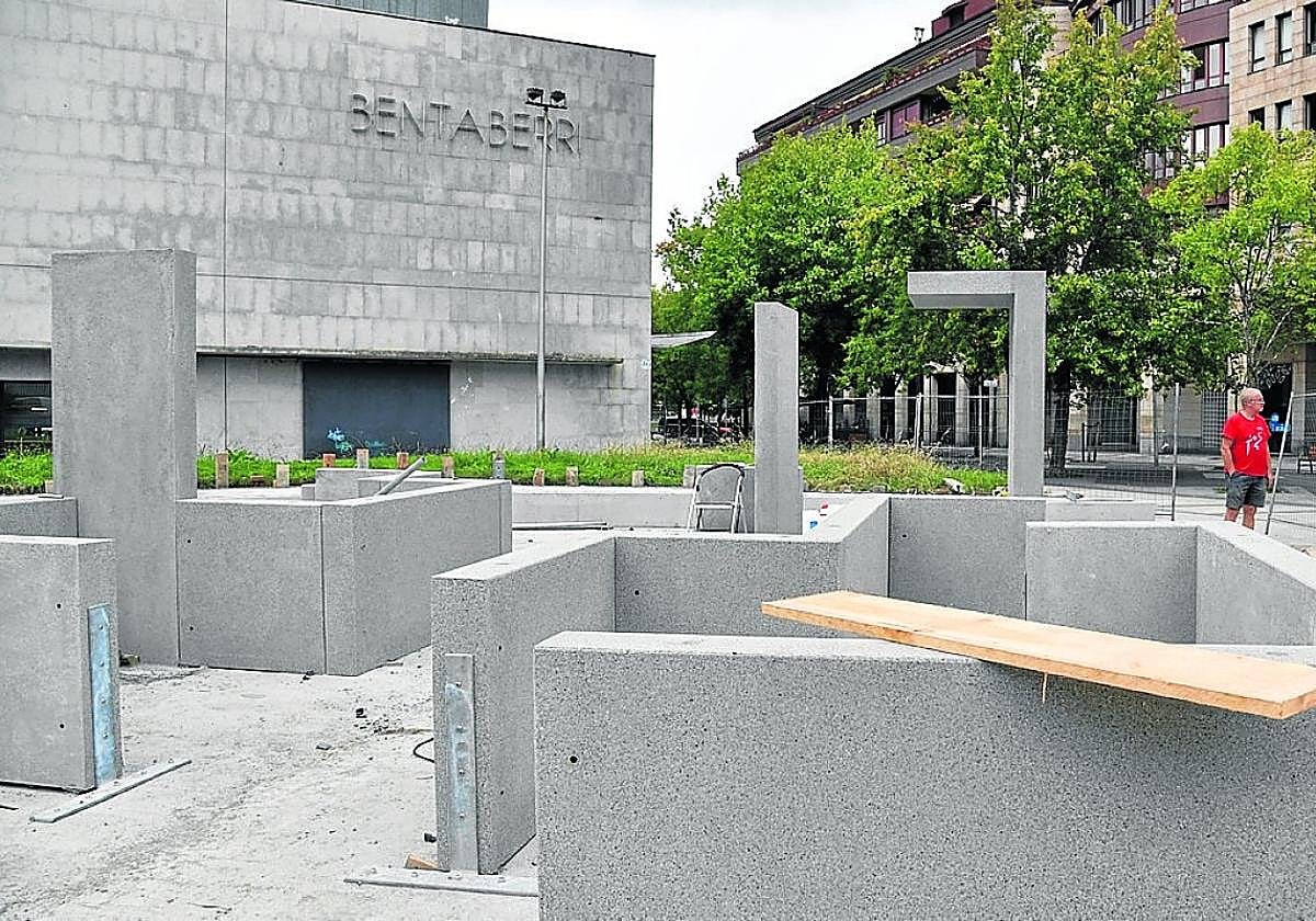 Las obras del parkour que está detrás del polideportivo de Benta Berri siguen a buen ritmo para poder abrir el parque en octubre.