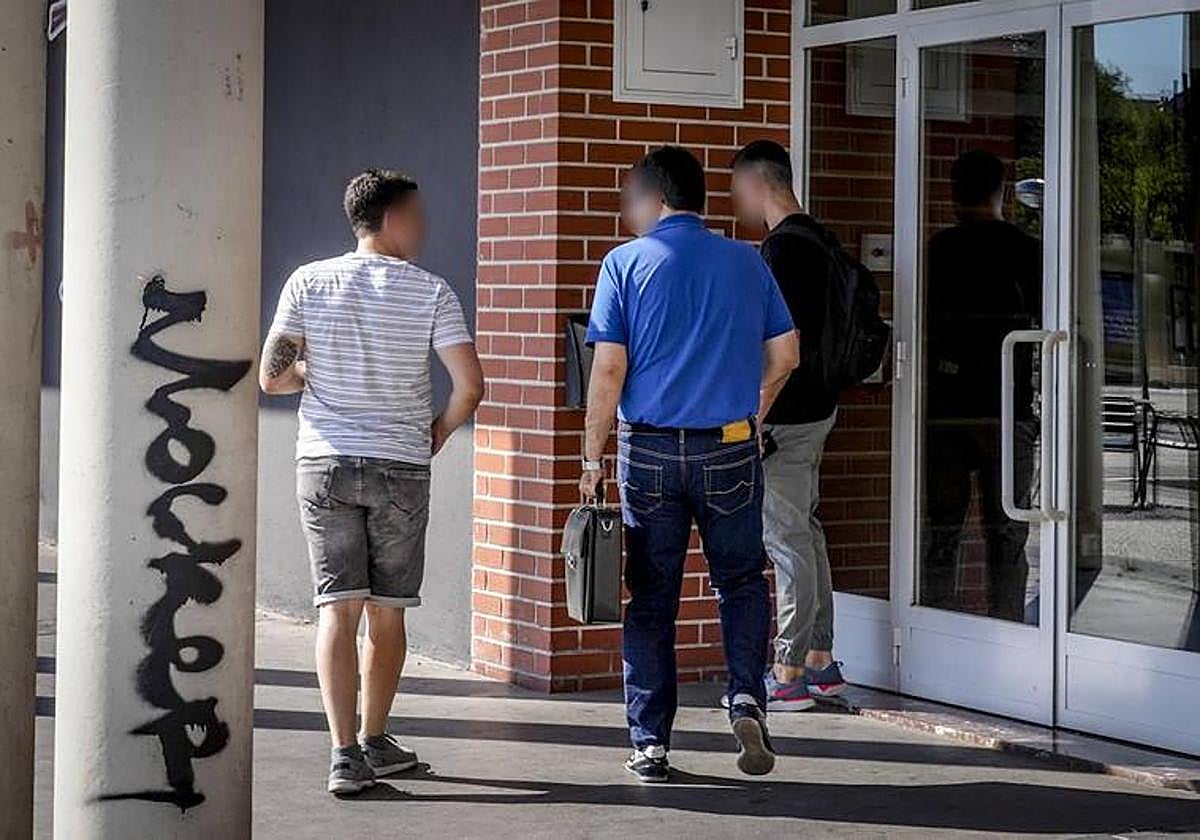 Ertzainas acceden al interior del bloque de Lakuabizkarra donde se produjeron los hechos