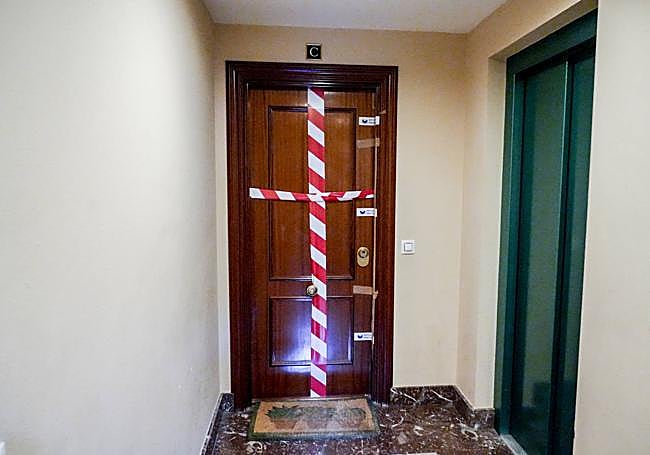 El domicilio permanece precintado.