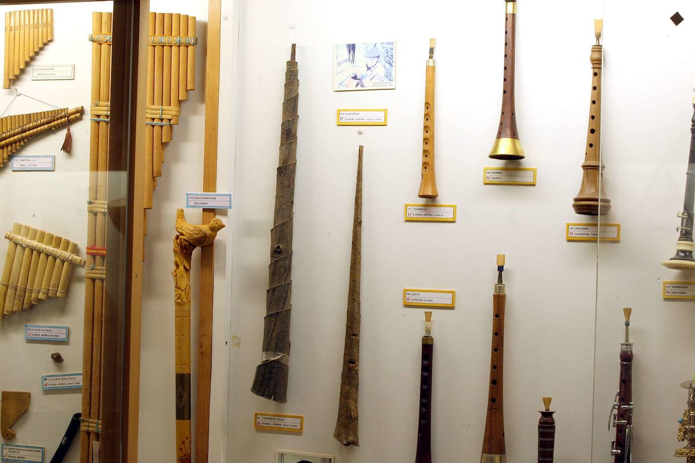 Soinuetxea Herri Musika Txokoan hainbat musika instrumentu ikus daitezke.