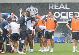 Imanol da instrucciones a sus jugadores en el entrenamiento de este lunes en Zubieta, que contó con la presencia de público.