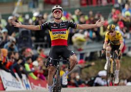 Nuevo maillot rojo. Evenepoel celebra su triunfo de este lunes enAndorra, con Vingegaarda su espalda.