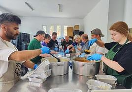 Voluntarios de Zaporeak preparan raciones de comida para repartir entre los refugiados de Lesbos.
