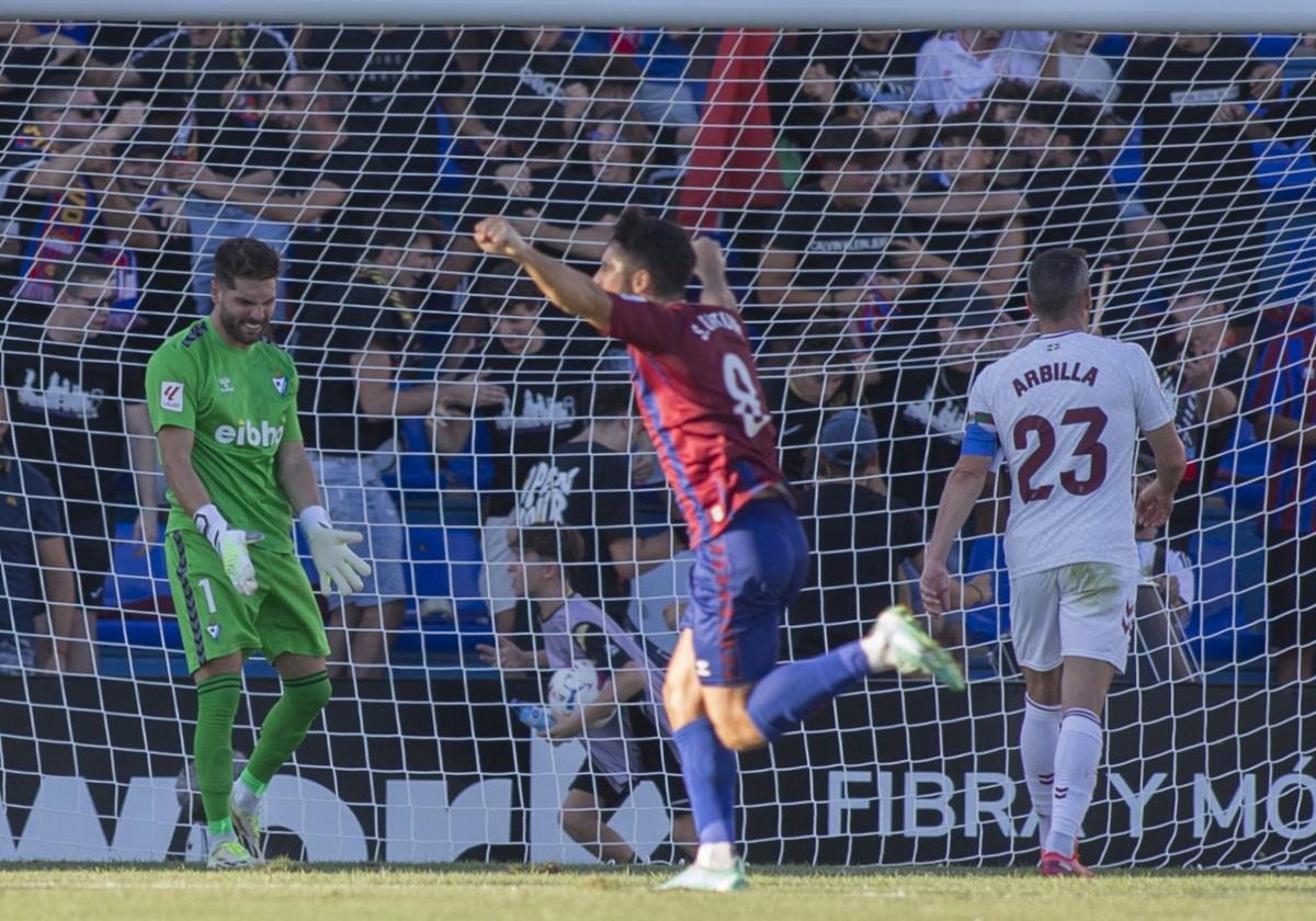 Luca Zidane se lamenta, mientras los jugadores del Eldense celebran el gol.