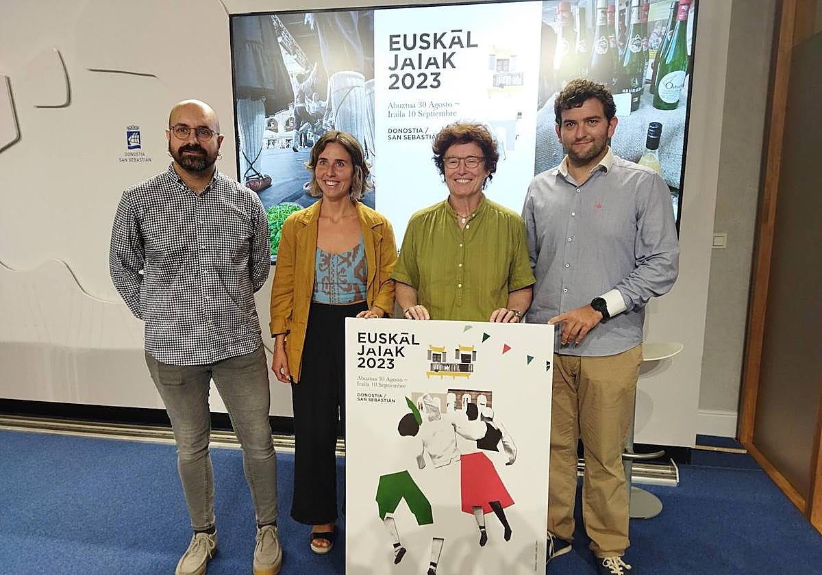 Julen Cano, Olatz Mitxelena, Nekane Arzallus y Elías Arruebarrena, con el cartel anunciador, en la presentación de las Euskal Jaiak 2023.