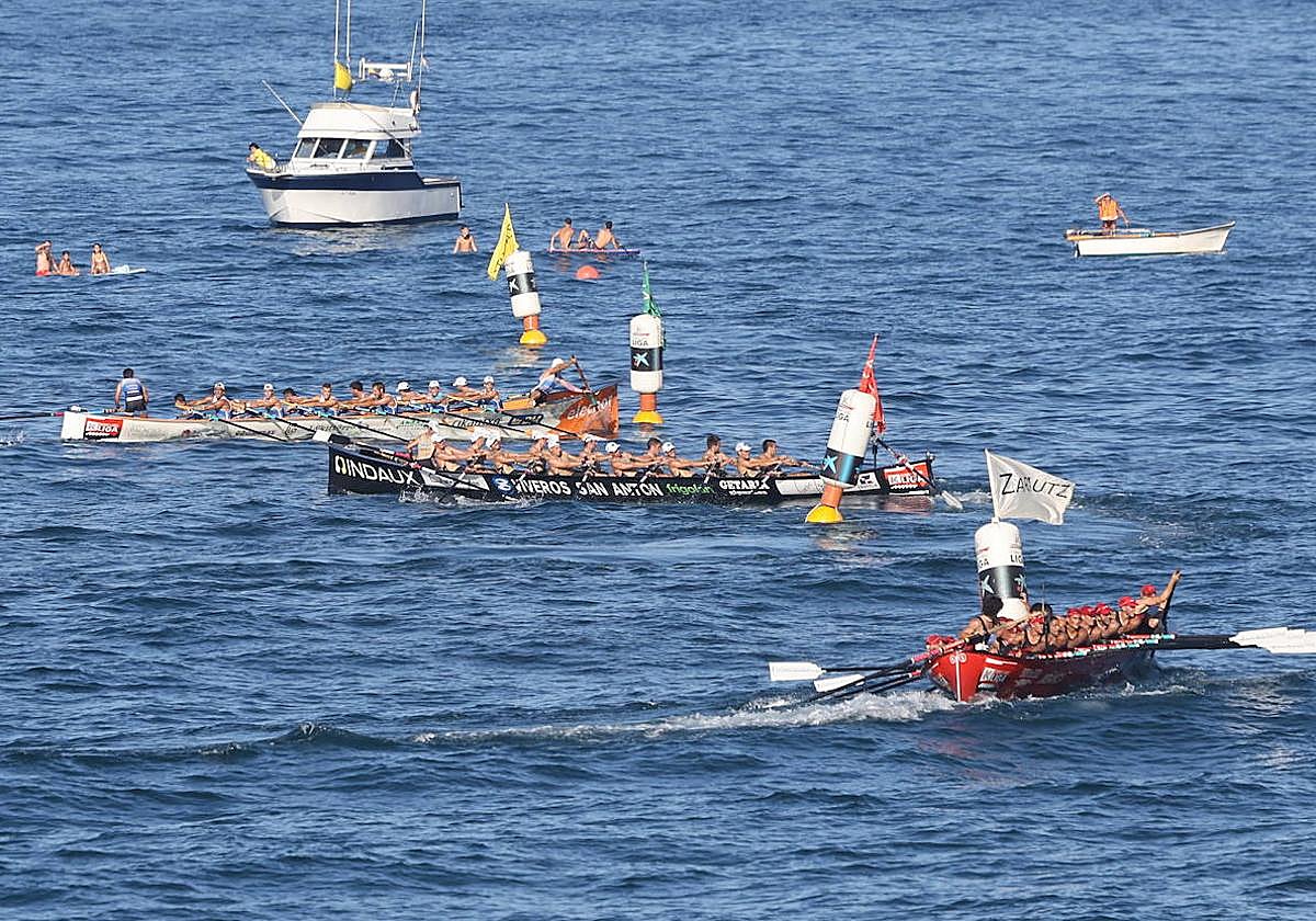 Cabo da Cruz, Getaria y Lekittarra realizan una ciaboga.