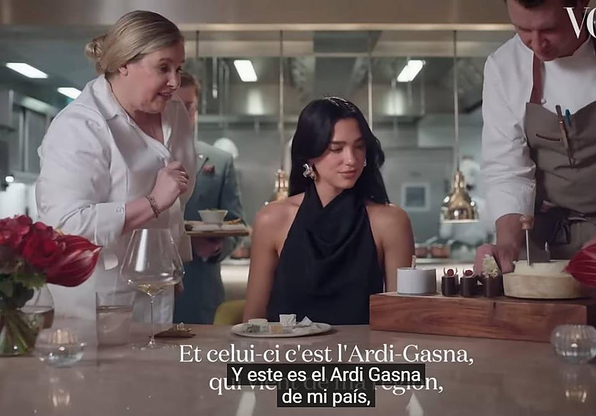 Dua Lipa, durante la degustación del queso de oveja Ossau- Iraty