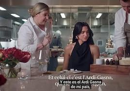 Dua Lipa, durante la degustación del queso de oveja Ossau- Iraty