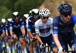 Tercero en la general. El francés de 20 años Lenny Martínez rueda arropado por sus compañeros del Groupama en esta Vuelta.