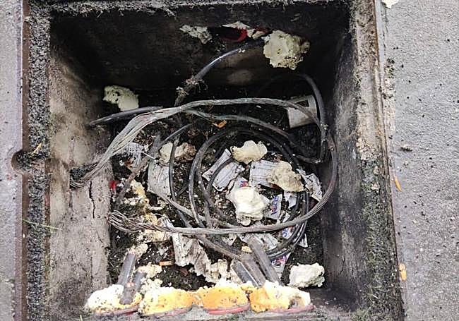 Los cables cortados de una de las alcantarillas de acceso al cableado de las torres de iluminación.