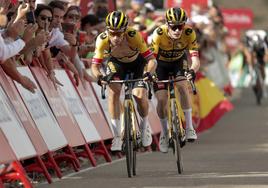 Ataque. Primoz Roglic y Jonas Vingegaard, en la meta del Pico del Buitre en Javalambre, con Juan Ayuso tras ellos.