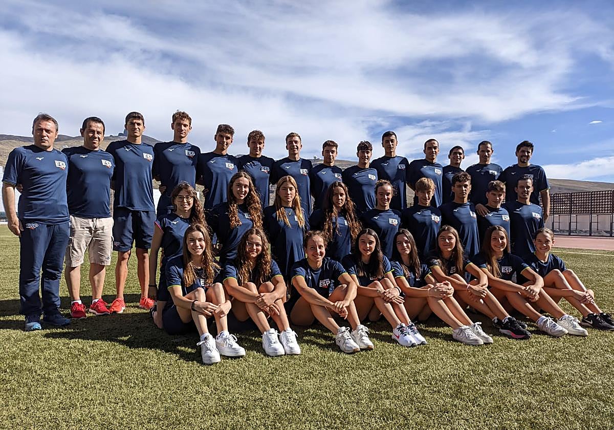 Nahia Garrido (quinta por la izquierda en segunda fila) junto al resto de los nadadores y equipo técnido de la selección nacional junior de natación y aguas abiertas.