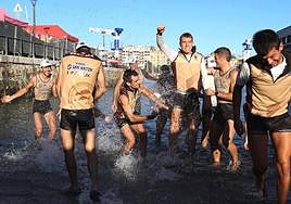 Los remeros de la Esperantza de Getaria celebran en el agua su clasificación por segundo año consecutivo mientras su ruidosa afición les jalea desde el muelle.