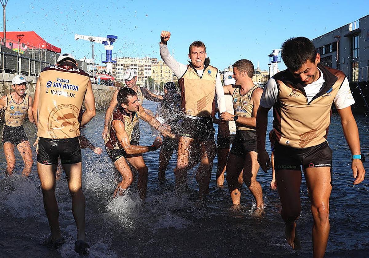 Los remeros de la Esperantza de Getaria celebran en el agua su clasificación por segundo año consecutivo mientras su ruidosa afición les jalea desde el muelle.
