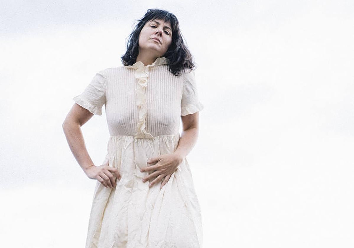 Ines Osinaga abeslaria, 'Itsasoa da bide bakarra' proiektua promozionatzeko irudi batean.