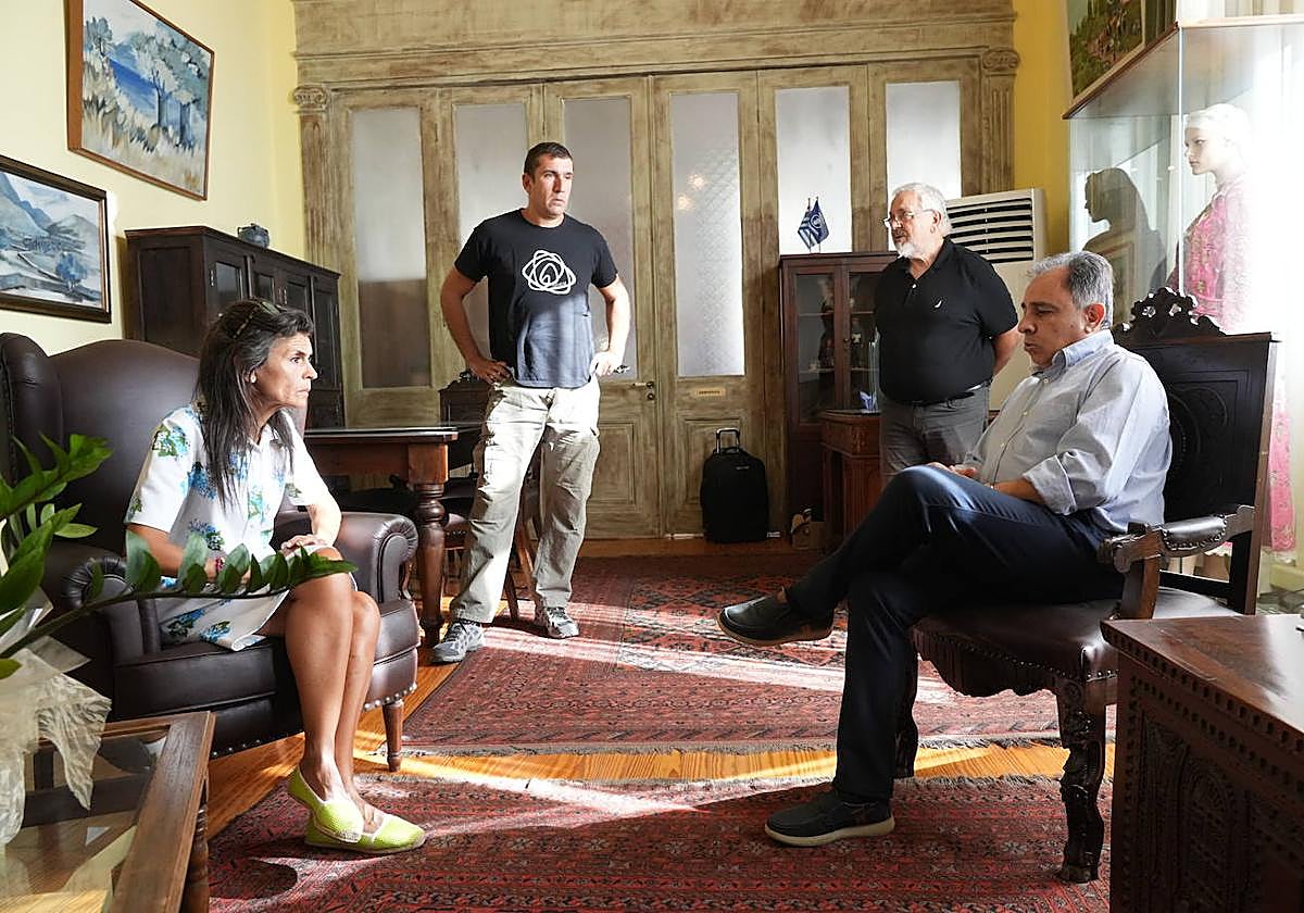 La consejera Nerea Melgosa, reunida con el alcalde de Mitilene, en Lesbos, Stratis Kytelis.