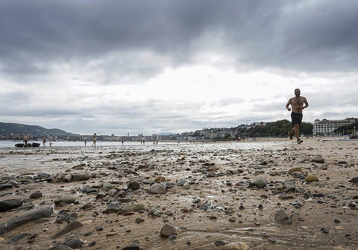 Aspecto de una parte de la playa de Ondarreta ayer durante la bajamar del mediodía.