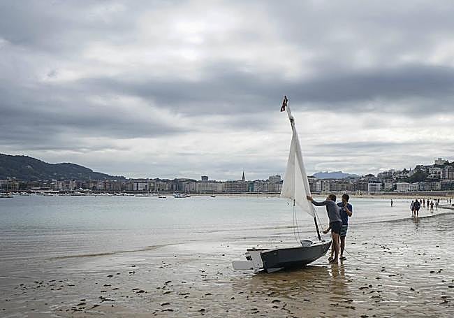 Una perspectiva de la orilla de Ondarreta ayer.