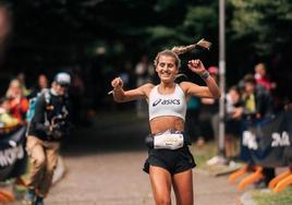 Sara Alonso levanta los brazos a su entrada a meta en la carrera de Mont Blanc.