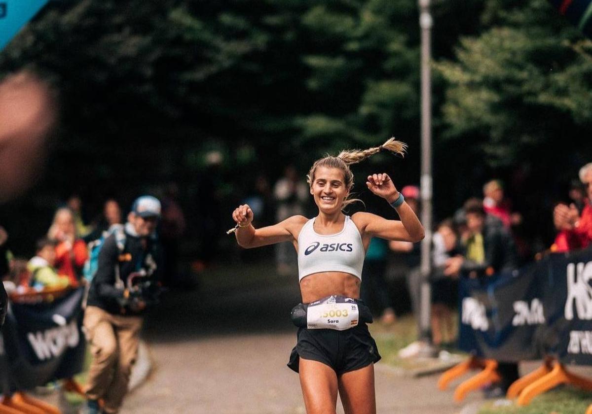 Sara Alonso levanta los brazos a su entrada a meta en la carrera de Mont Blanc.