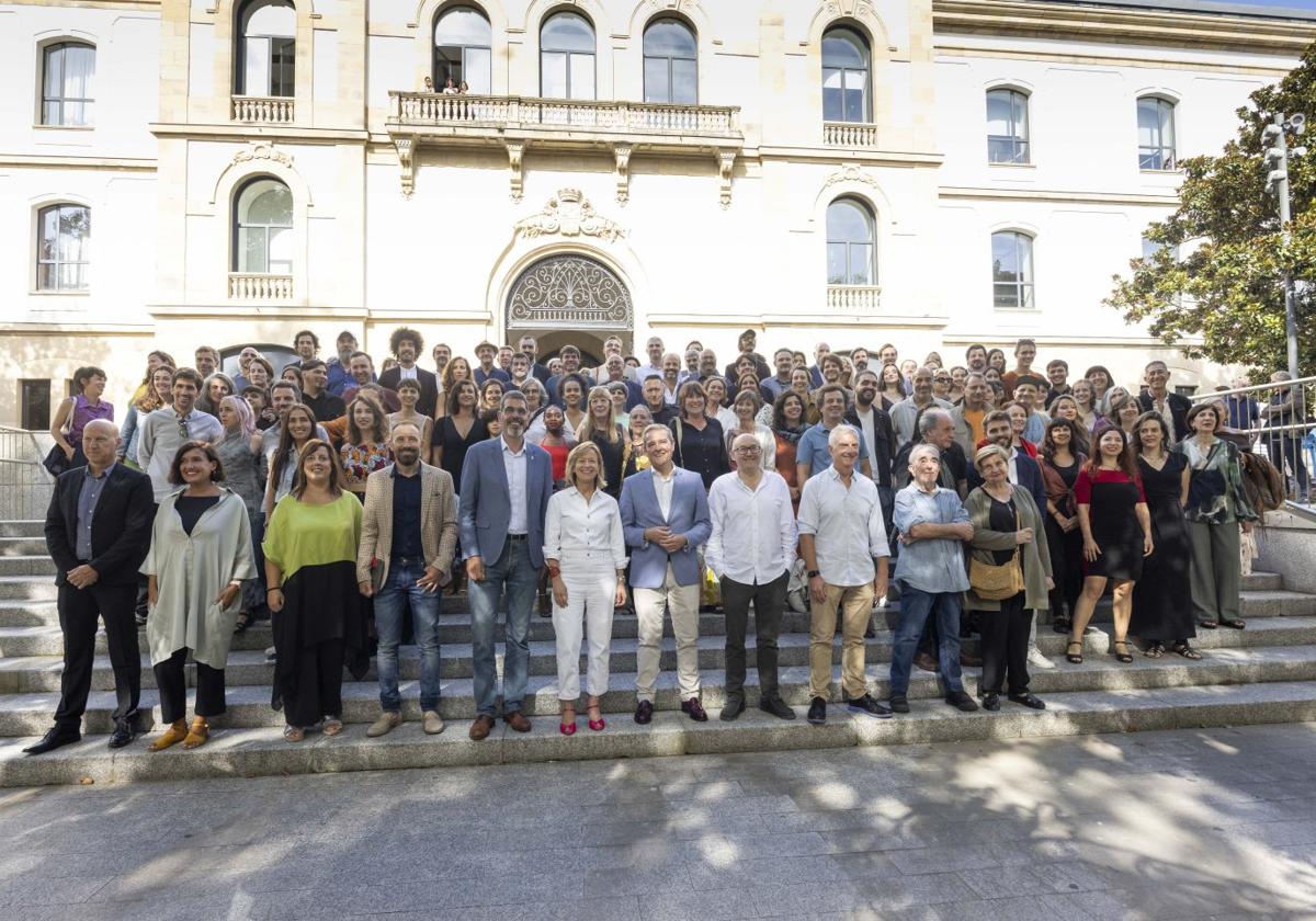 Foto de familia de los protagonistas de los títulos vascos que participarán en el Festival, junto a organizadores y autoridades.