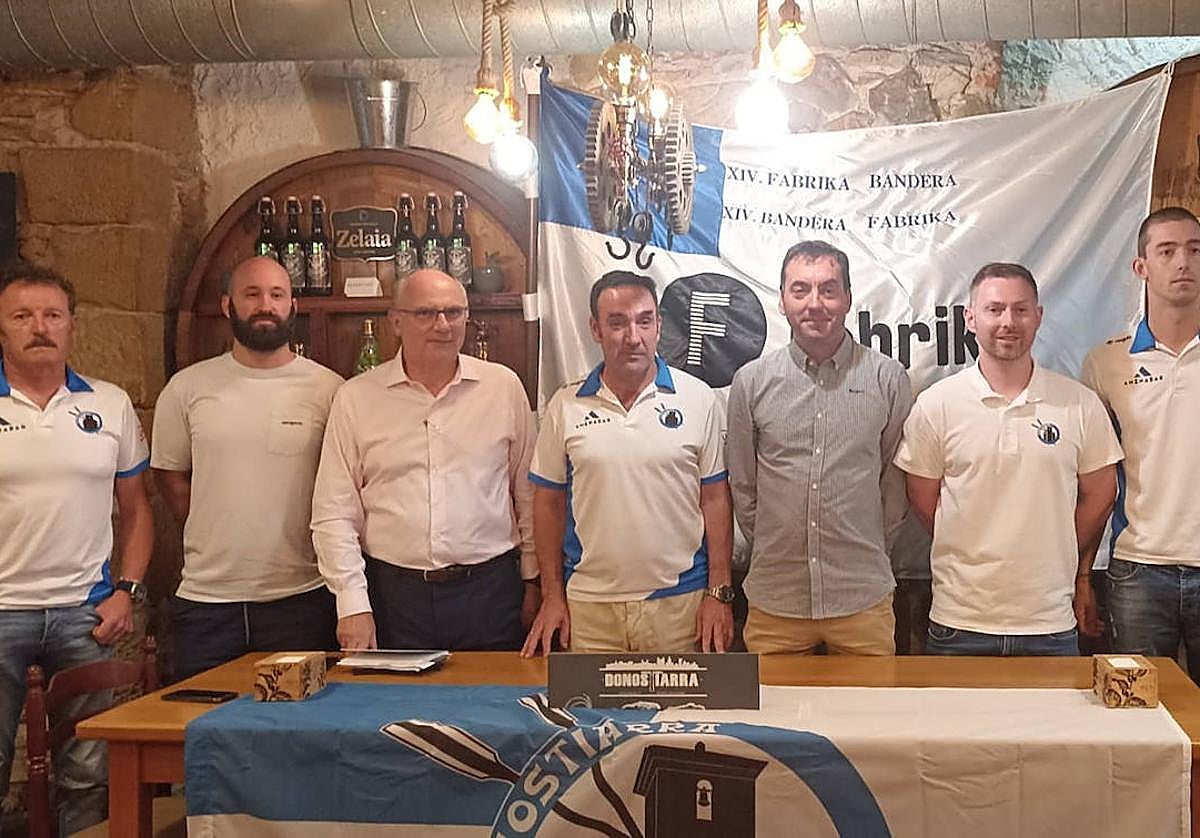 Rufo Urtizberea, Alberto López y Xabat Pastor junto a los cuatro nuevos patrocinadores del club.