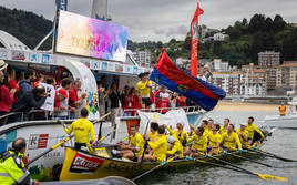 Los remeros de Orio celebran la victoria lograda el pasado sábado en Ondarroa.