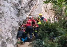 Uno de los momentos de la evacuación del escalador herido en Alkiza.