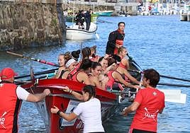 Las remeras de Zumaia llegan felices al Muelle tras clasificarse.