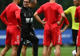 Joseba Etxeberria charlando en el entrenamiento del jueves con sus jugadores en Atxabalpe.