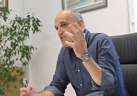 Alfredo Gómez López, director de la cácer de Martutene, en un momento de la entrevista.