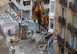 Colocación de pilotes en la esquina entre Easo y San Martín para la construcción de los pozos de ventilación de la estación Centro-La Concha.