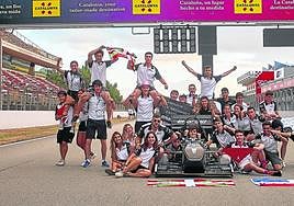 Ingeniería. Los miembros de Tecnun eRacing celebran el gran resultado obtenido en el Circuitde Montmeló en la Fórmula Student.