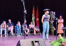 Garazi Navarro txapelarekin gainerako finalisten aurrean.