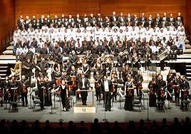 La Mahler Chamber Orchestra (MCO), acompañada por el Orfeón Donostiarra y la Easo Eskolania en el Kursaal.