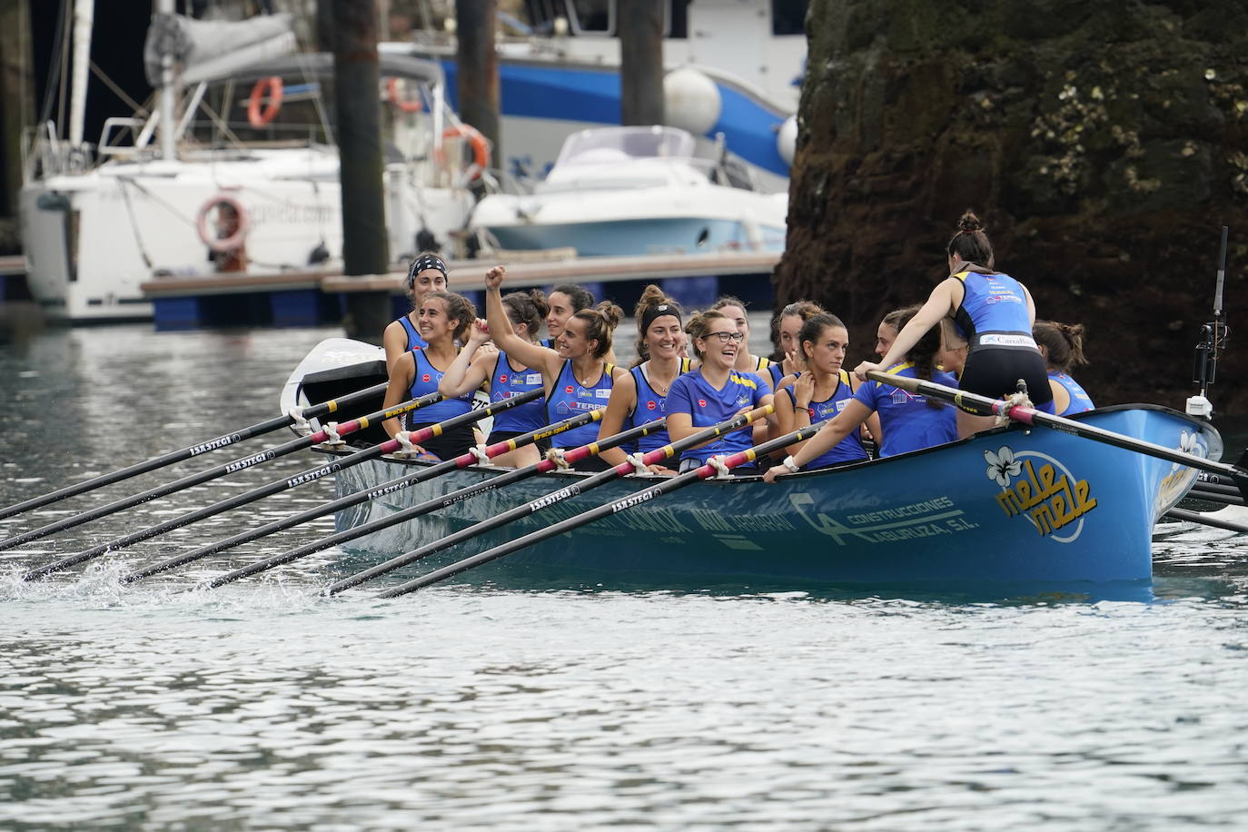 Las remeras de Tolosaldea llegan felices al muelle donostiarra.
