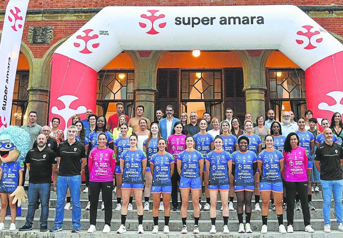 Foto de familia de la plantilla del Super Amara Bera Bera para la temporada 2023/24, este lunes en el Palacio Miramar.