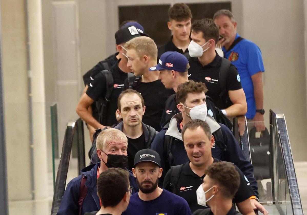 Integrantes de Arkea, Lidl-Trek y Alpecin, en el aeropuerto.