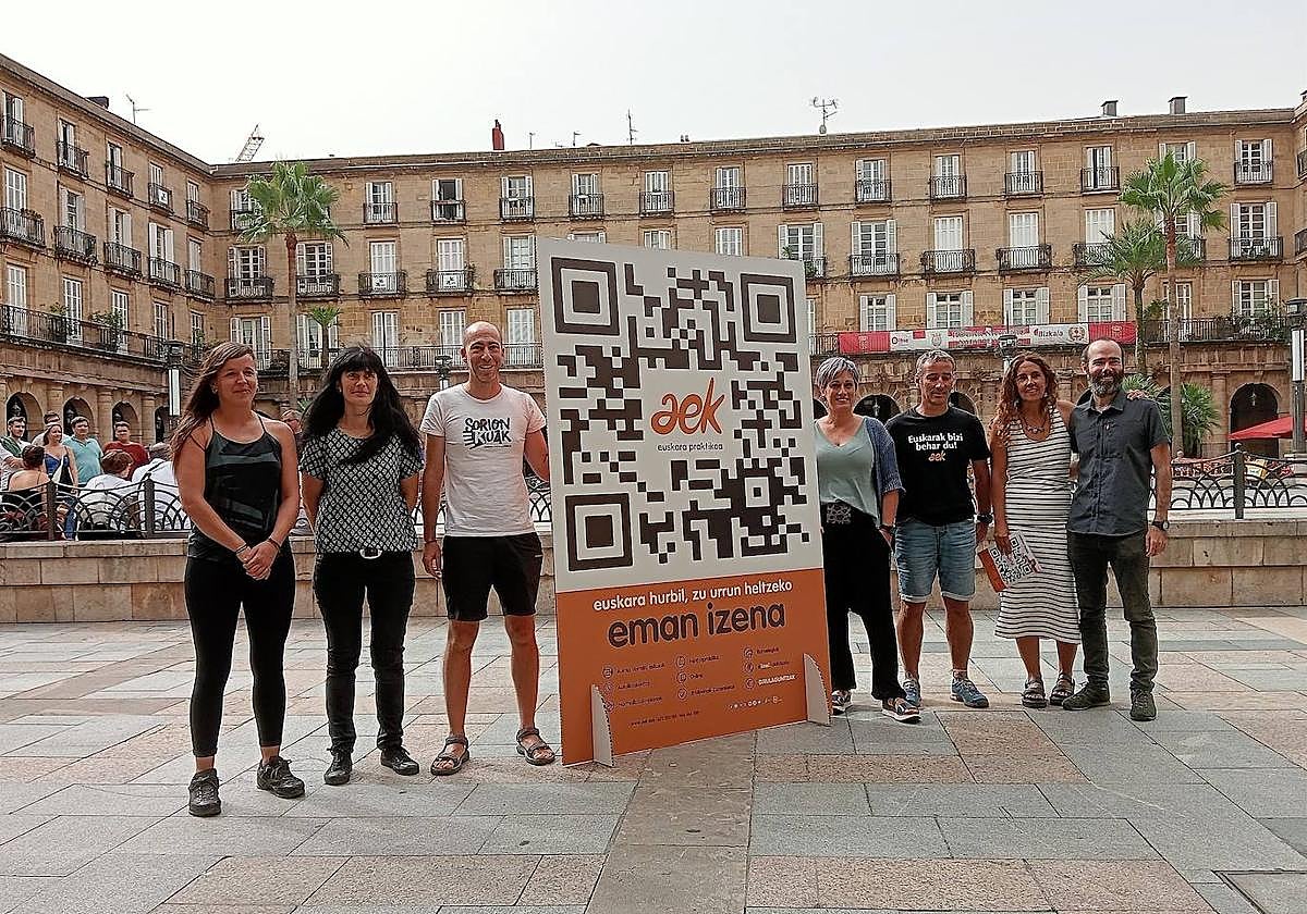 AEK-ko kideak astelehen honetako egindako aurkezpenean.